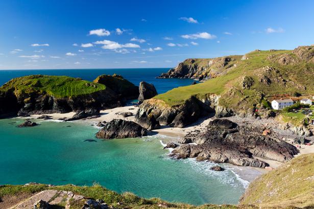 Porthminster Beach. Det siges, at Cornwall kan have det mildeste klima i Storbritannien. Men egnen kan også have de voldsomste storme, der truer med at rive palmerne op med rode. I godt vejr kan man nyde Porthminster Beach, der har en lang, ubrudt sandstrand. Nærmeste by er St. Ives på nordsiden af Cornwall. 