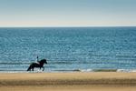 Holkham Beach. Her er vi i Norfolk, som er området nordøst for London. Stranden er lang og indbydende, og det var her, der blev lavet optagelser af Gwyneth Paltrow i filmen 'Shakespeare in Love'. Det kan ofte være meget blæsende her. 
