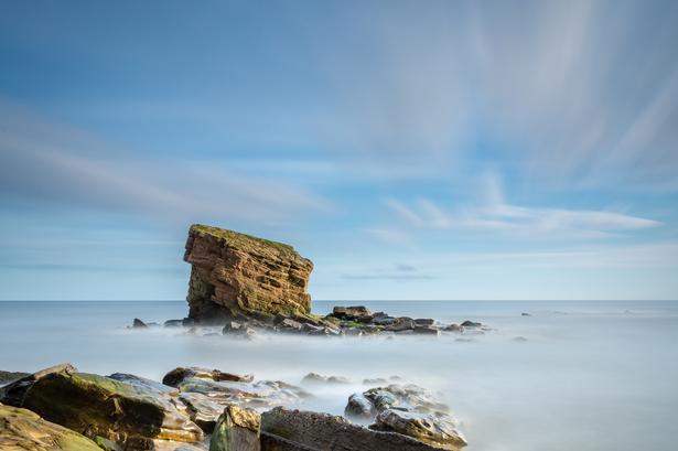 Bamburgh. Sig bare, at du er dansker, hvis du besøger stranden Bamburgh i Northumberland nord for Newcastle-upon-Tyne. Så vil de lokale måske sige, at der før har været sejlende danskere på besøg. Nemlig vikingerne. I dag foregår sejladsen ved stranden primært på surfbræt. Stranden er fem kilometer lang. Tjek også Bamburgh Castle, som blev hærget af vikingerne i 993. 