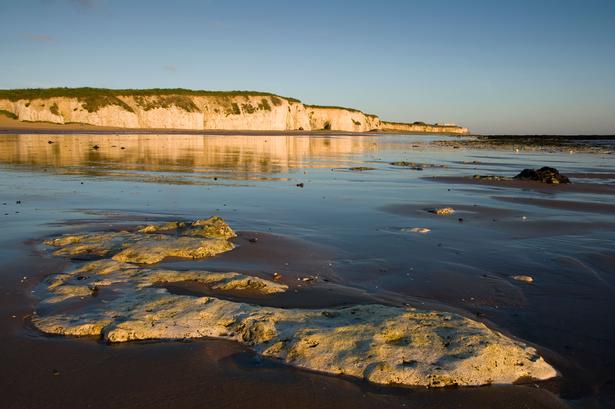 Botany Bay. Denne kyststrækning  i Kent ligger ikke så langt fra 'The white cliffs of Dover', og inde i landet er der ikke langt til Canterbury med den berømte katedral. Botany Bay har dog også sine egne hvide klipper. Der er også store søjleformede klipper på selve stranden. Her skal man i øvrigt holde godt øje med tidevandets kommen og gåen. 