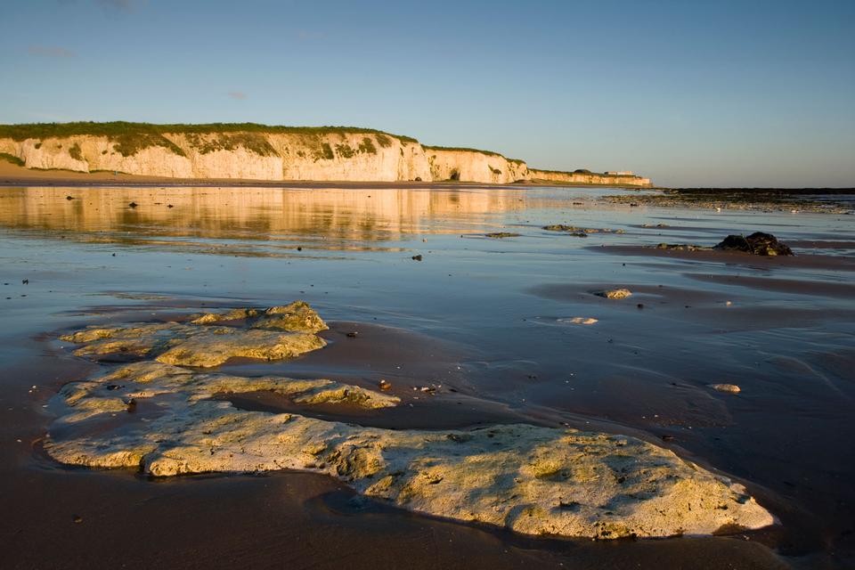 Botany Bay. Denne kyststrækning  i Kent ligger ikke så langt fra 'The white cliffs of Dover', og inde i landet er der ikke langt til Canterbury med den berømte katedral. Botany Bay har dog også sine egne hvide klipper. Der er også store søjleformede klipper på selve stranden. Her skal man i øvrigt holde godt øje med tidevandets kommen og gåen. 