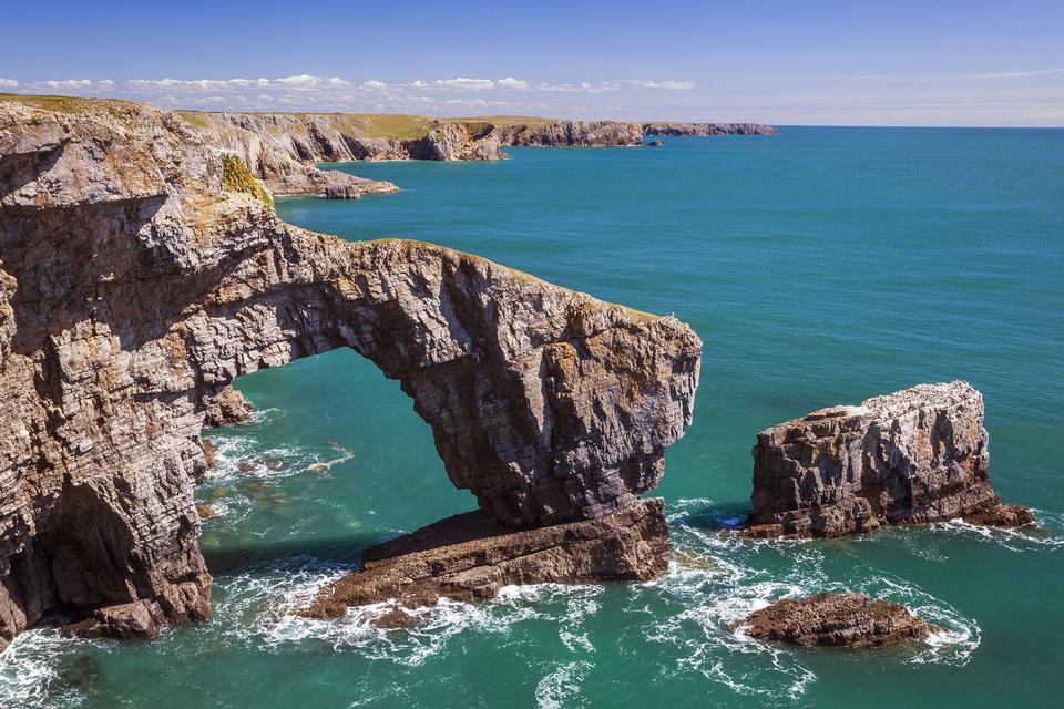 Rhossili Bay Beach. Wales med de mange stednavne, der er umulige at udtale, byder på Rhossili Bay Beach i nærheden af Swansea. Den har fem kilometer sandstrand og er flere gange kåret som en af de bedste strande i hele Storbritannien. Det er dog nødvendigt med en besværlig gåtur gennem klipperne for at komme ned på stranden. 