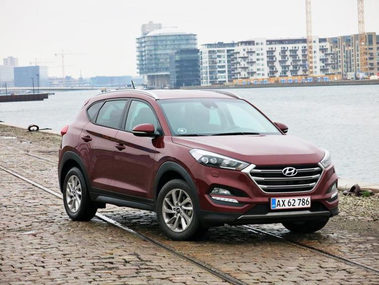BASTANT. Kølergrillen på den nye Hyundai Tucson siger »her kommer jeg«. Den højbenede crossover gør fin tjeneste som familiebil. Foto: Allan Graubæk 