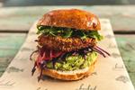 Fishy. Hooked serverer en heftig burger med dybstegt fiskebøf. 