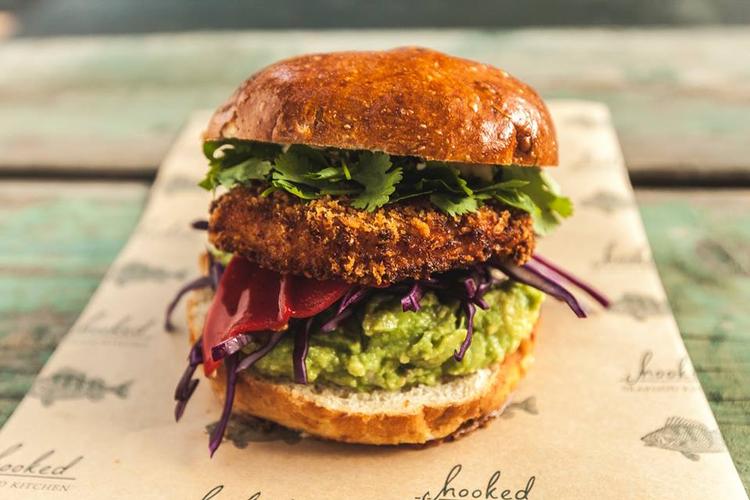 Fishy. Hooked serverer en heftig burger med dybstegt fiskebøf. 