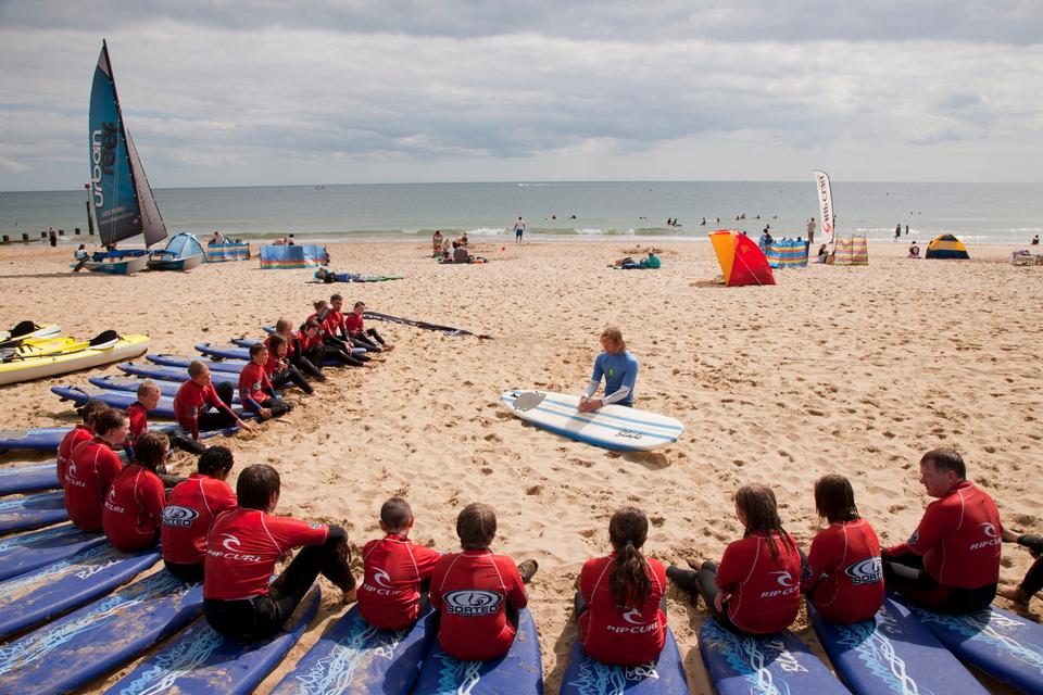 Bournemouth. En kystby i Dorset på Englands sydkyst. Her oplever man noget af landets varmeste klima. Palmer er en del af den lokale vegetation. Sandstranden er 11 kilometer lang. Den bruges af surfere i alle aldre. 