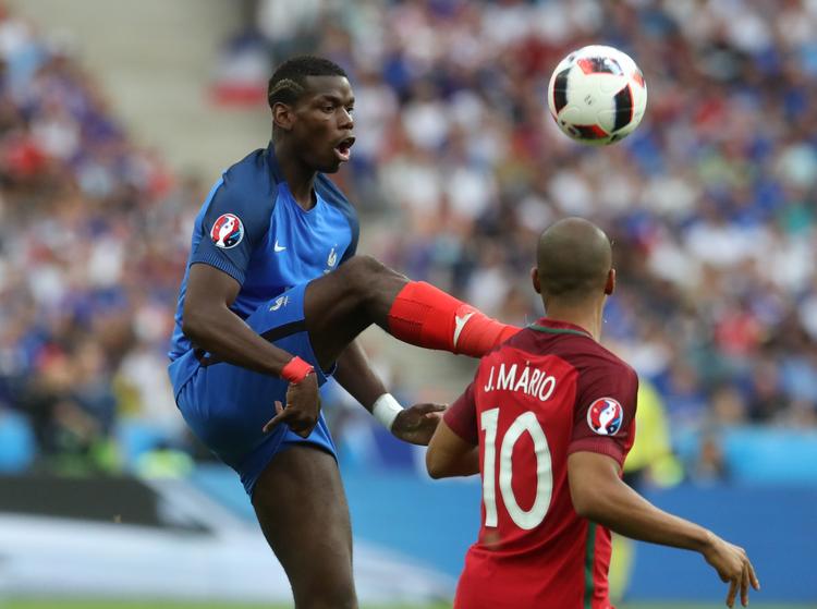 transferrekord? Paul Pogba (tv) var en af de bedste franske spillere under EM, hvor Frankrig nåede finalen mod Portugal. 