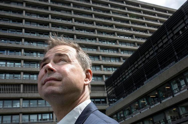 lighed. Socialdemokraten Nicolai Wammen foran Rigshospitalet. Partiet vil skabe mindre ulighed i levealderen og bruge flere penge på sundhed frem for at sænke topskatten. 