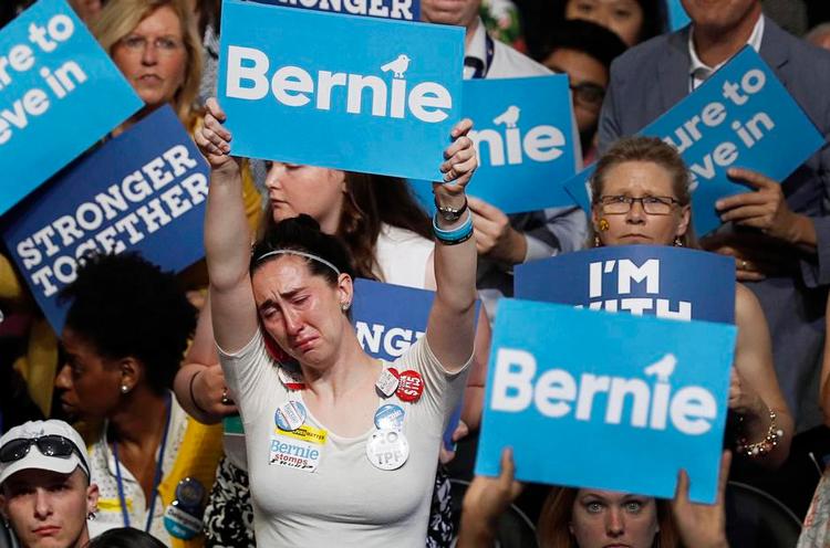 Tårer. Bernie Sanders talrige tilhængere ved Demokraternes konvent, gav den socialdemokratiske senator en stormende velkomst. (Foto: AP) 