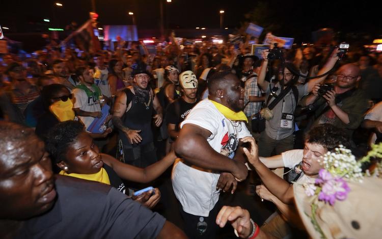 Utilfredshed. Demonstranter fra BlackLivesMatters var blandt de vrede protesterende uden for det demokratiske partikonvent. 