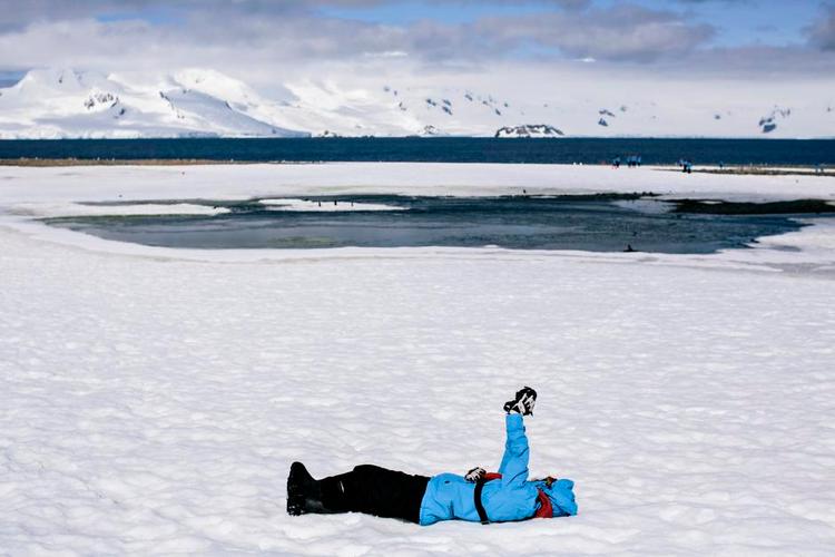 ANTARKTIS-SELFIE. De rejsende på et krydstogt til Antarktis er ikke bare på ferie for at slappe af. De vil gerne lære noget om kontinentet. 