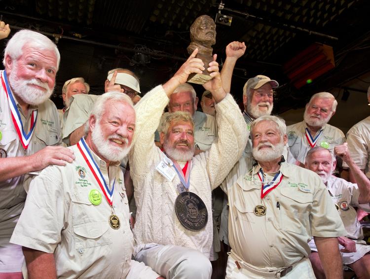 SPEJLINGER. Dave Hemingway vandt i weekenden titlen som årets Hemingway-lookalike. En konkurrence, der afholdes hvert år på Ernest Hemingways tidligere stambar, Sloppy Joe's, i Key West i Florida. Foto: AP 