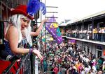 STEMNING. Det syder  på Bourbon Street i New Orleans. Karnevallet Mardi Gras finder sted i februar. 