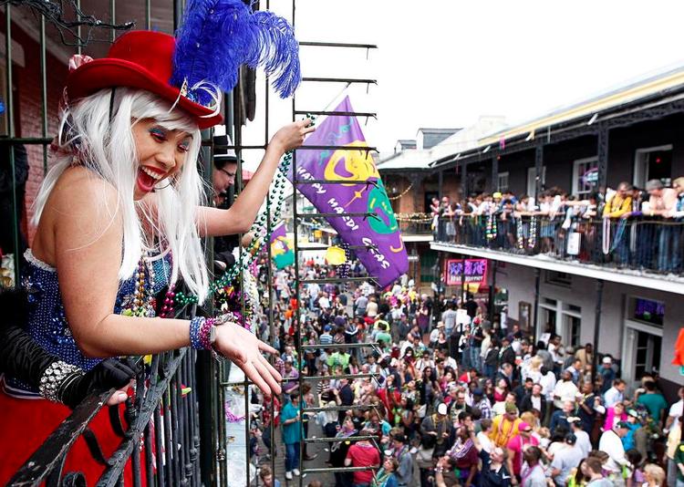 STEMNING. Det syder  på Bourbon Street i New Orleans. Karnevallet Mardi Gras finder sted i februar. 