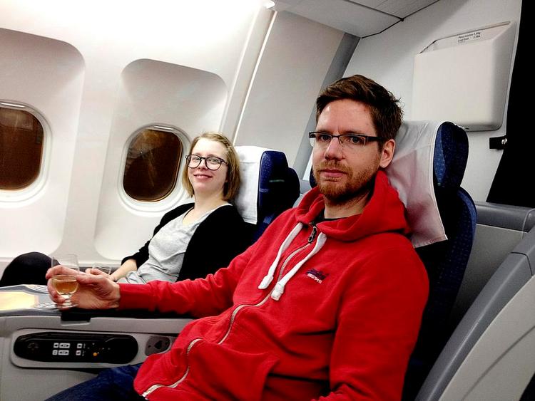 FLYGLÆDE. Et glas bobler ved afgang får passagererne på business til at føle sig ekstra godt tilpas. 