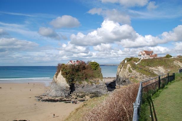 3 Newquay. Stranden ved Newquay på den nordlige kyst af Cornwall er et af de steder, hvor man skal holde godt øje med tidevandet. Vandstanden kan nemlig ændres med et par meter. På en klippe på stranden ligger 'House in the Sea', og eneste forbindelse ind til land er en ca. 30 meter lang hængebro. Man kan ikke komme fra huset og ned til stranden på anden måde. I perioder udlejes huset for ca. 3.000 pund (27.000 kroner) om ugen. 