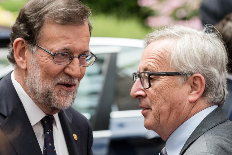 Skammekrog. Spaniens regeringsleder, Mariano Rajoy (t.v.), har sammen med regeringen i Portugal forbrudt sig mod EU's budgetregler, lyder det fra kommissionen, her med formanden, Jean-Claude Juncker (t.h.) 