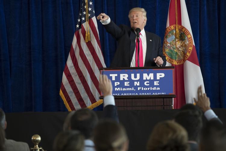 Mail-lækage. Donald Trump forsøgte i dag at bringe Hillary Clintons mail-sag tilbage i fokus i den amerikanske valgkamp. 