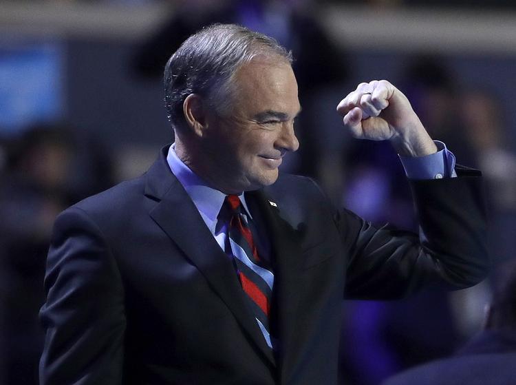 Kåring.»Hillary og jeg er companeros del arma (våbenbrødre, red.)« sagde vicepræsidentkandidat Tim Kaine på demokraternes konvent. 