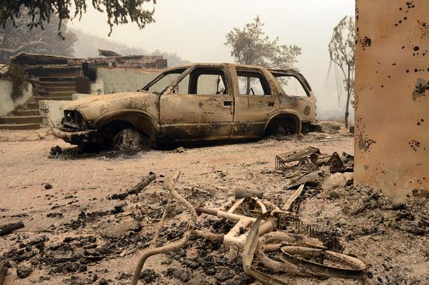 Biler og huse er allerede opslugt af flammerne. 