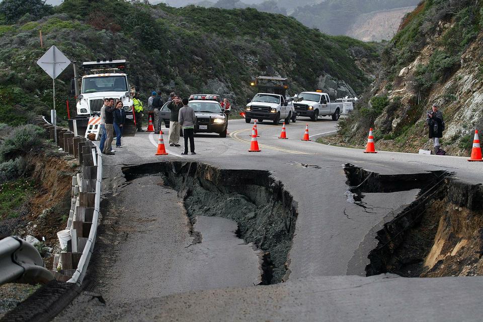 Highway 1 syd for San Francisco har  ofte været ramt af forskellige ulykker. Her har et jordskred revet vejen i stykker i 2011. Det var også ved Big Sur. 