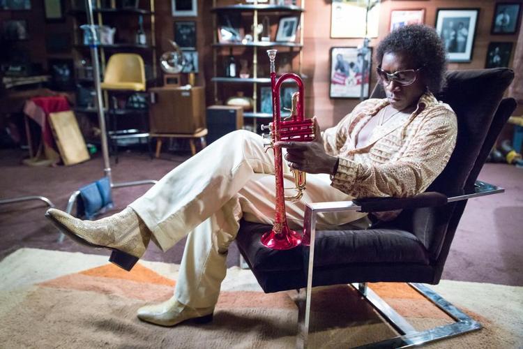 Legende. Don Cheadle opfylder en livsdrøm med rollen som Miles. Men det står desværre uklart, hvorfor filmen skildrer lavpunktet i hans karriere. 