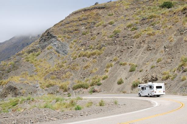 Turister i autocamper oplever her den snoede og bakkede Highway 1. 