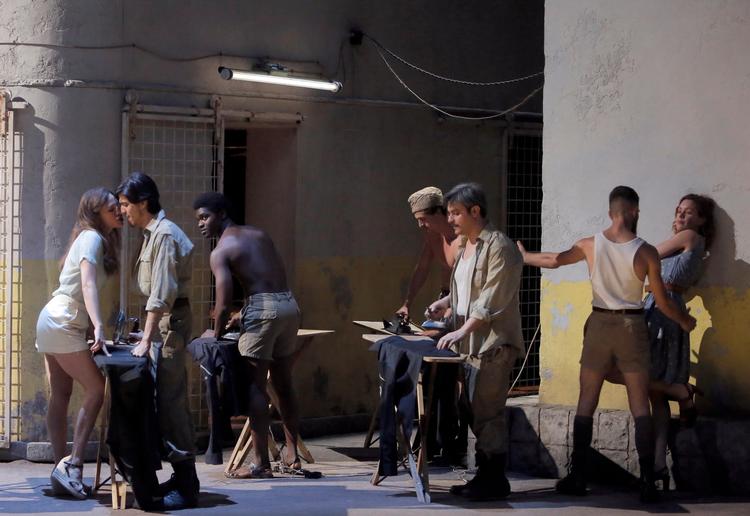 Eksperiment. »Det er en provokerende og seksuelt eksplicit udgave af Mozarts opera«. Sådan præsenteres forestillingen på Edinburgh Festivals hjemmeside. Alligevel får publikum mulighed for at fortryde den oplevelse, de har investeret i. Fordi den muligvis vil være for hård kost. 