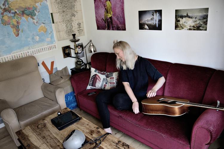 BOLIGLØS. Camilla Boye holder konstant øje med boligsiderne, for fra tirsdag har hun ikke noget sted at bo. Men det er svært at finde et værelse, der er til at betale, synes hun. 