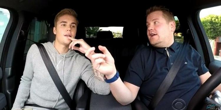 Køretur. Her ses værten James Corden i færd med at synge 'bilkaraoke' med sangeren Justin Bieber. 