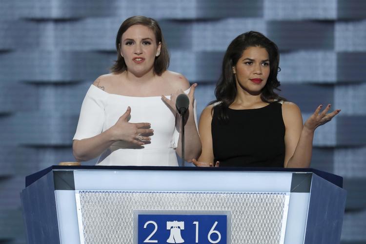 Kendistræf. Forfatter og skuespiller Lena Dunham (til venstre) er bedst kendt som kvinden bag tv-serien 'Girls', mens skuespilleren America Ferrera blev verdenskendt i tv-serien 'Ugly Betty'. De var begge talere ved konventet, hvor de støttede Hillary Clinton. 