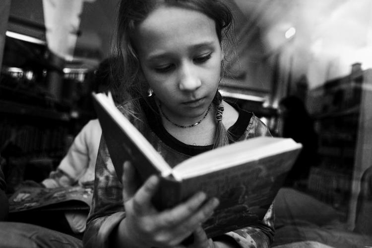 Utraditionel. Der er langt til den traditionelle prinsesserolle for hovedrollen Tara i 'Tara og Stormøerne', som er beregnet til læsere over ni år. 