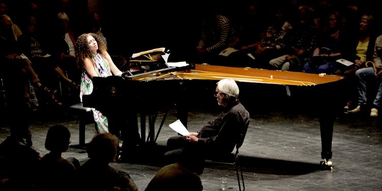 Tæt på. Publikum var rykket med op på scenen i Tivolis Koncertsal, hvor de under støvede lysekroner flankerede de medvirkende på alle sider. 