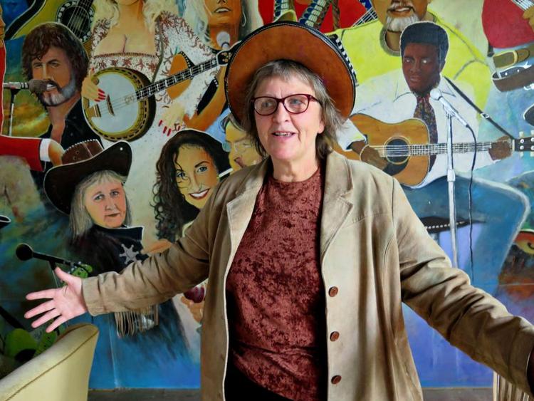 Sheriffen. Lisbeth Hermansen forstår ikke, hvorfor alt skal være stort og monumentalt. Det er noget pjat at ville efterlade sig kraftige aftryk, synes hun. Samtidigt har hun overtaget en halv westernby og er i fuld gang med at indrette den som en westernby. 