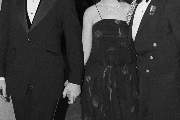 Guvernør Bill Clinton og hans kone  Hillary Clinton ankommer til et bal i Det Hvide Hus i 1979. Clinton var førstedame i Arkansas fra 1979-1981 og 1983-1992. 