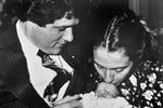 5 marts 1080 kunne den da 33- årige Hillary Clinton og hendes mand, guvernør Bill Clinton, vise den kun 3 uger gamle datter Chelsea frem i Little Rock i Arkensas. Chelsea Clinton er parrets eneste barn. 
