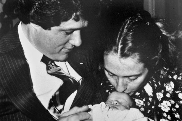 5 marts 1080 kunne den da 33- årige Hillary Clinton og hendes mand, guvernør Bill Clinton, vise den kun 3 uger gamle datter Chelsea frem i Little Rock i Arkensas. Chelsea Clinton er parrets eneste barn. 