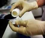 SYG. Det er i Danmark ikke tilladt at importere medicin til eget forbrug fra lande uden for EU. Og danskere får ikke tilbudt behandling for hepatitis, hvis de ikke 'er syge nok'. 