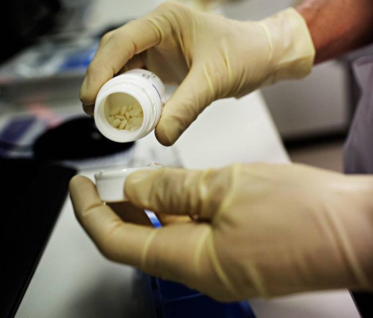 SYG. Det er i Danmark ikke tilladt at importere medicin til eget forbrug fra lande uden for EU. Og danskere får ikke tilbudt behandling for hepatitis, hvis de ikke 'er syge nok'. 