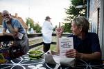 samlingspunkt. Ved receptionen for den nye bog fra Martin Kongstad (th.) blev gæster og lokale budt på både oplæsning, musik og sang – og muligheden for at få bogen signeret samt endnu en anledning til at mødes under den årlige kultur festival Kanonhalløj. Fotos: Anders Rye Skjoldjensen 