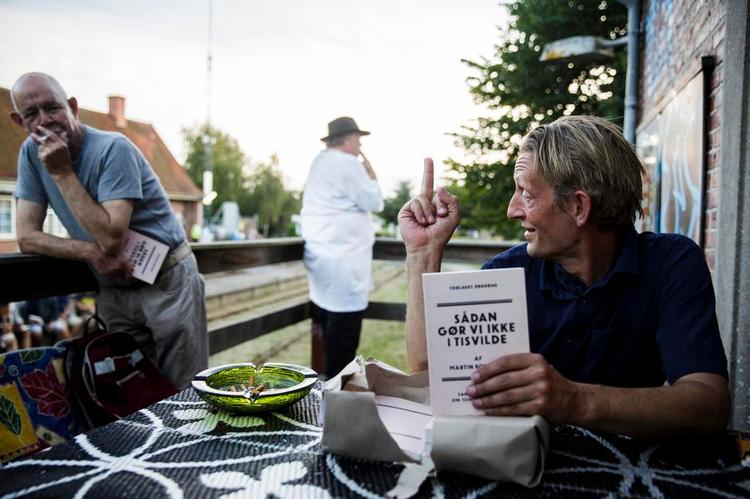 samlingspunkt. Ved receptionen for den nye bog fra Martin Kongstad (th.) blev gæster og lokale budt på både oplæsning, musik og sang – og muligheden for at få bogen signeret samt endnu en anledning til at mødes under den årlige kultur festival Kanonhalløj. Fotos: Anders Rye Skjoldjensen 