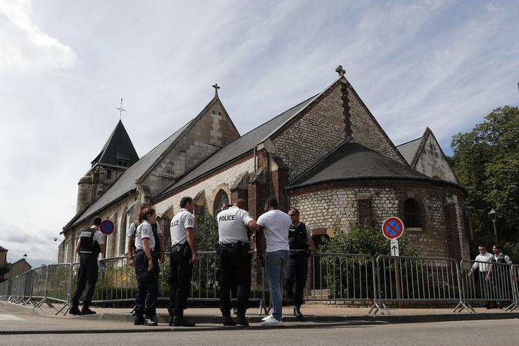 Bevogtning. Den kirke i Normandiet i Frankrig, hvor to gerningsmænd dræbte en præst. 