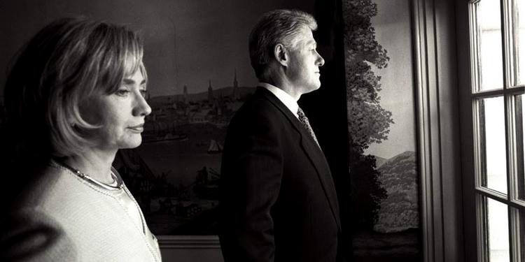 Viljestyrke. Clinton-parret har, siden de trådte ind på den politiske arena, været i krig med republikanerne. 
