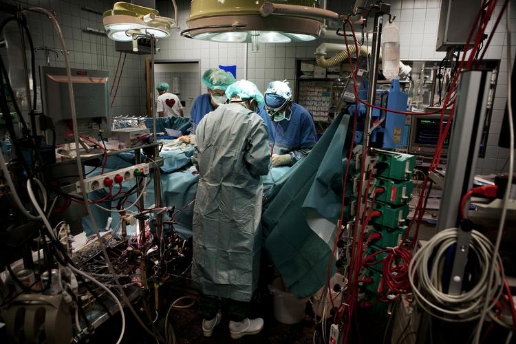 BESLUTNING. Karpaltunnelsyndrom giver smerter og problemer med at bruge hånden normalt. Sygdommen kan forsvinde af sig selv uden behandling, men hvis man har mange eller langvarige gener, bør man blive behandlet. 