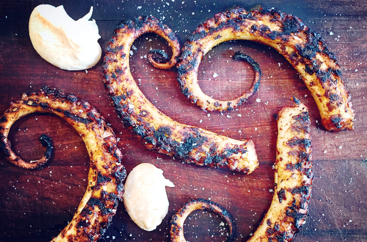 Grill blæksprutte med rigeligt røget paprika, og spis en mayodip til. 