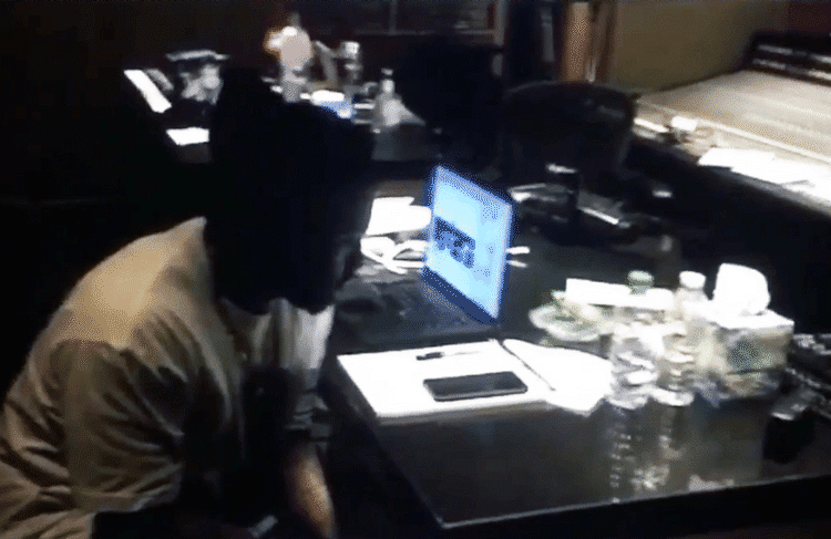 AFSLØRET. Kanye West i færd med at diskutere den famøse linje fra 'Famous' med Taylor Swift over telefonen. En samtale, hun benægter fandt sted, og det har udløst en krig på sociale medier (Foto: Screenshot/Twitter). 