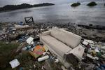 FORUREING. Lig og sofaer bliver fjernet. Men Rio de Janeiro har ikke levet op til løftet om at rense sejlsportsområdet for kloakslam. 