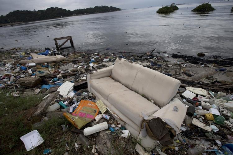 FORUREING. Lig og sofaer bliver fjernet. Men Rio de Janeiro har ikke levet op til løftet om at rense sejlsportsområdet for kloakslam. 