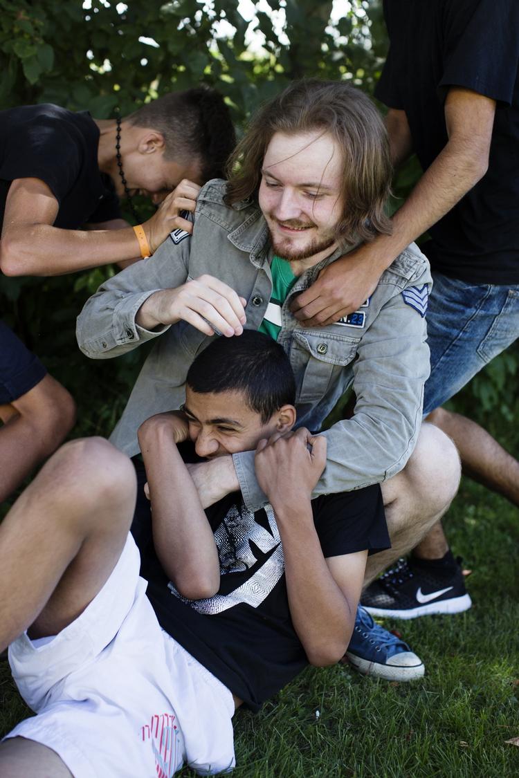 Sikker. Niklas Blak Mikkelsen er i gang med en brydekamp i morens klub for unge. Hans karaktersnit på 9 burde være nok til at sikre ham en studieplads på pædagoguddannelsen. 