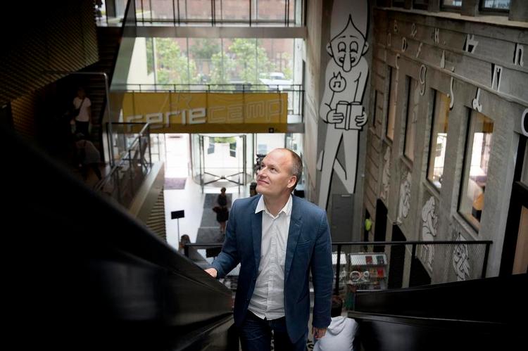 grundmodel. Enhedslistens Pelle Dragsted er begejstret for hele grund tanken bag biblioteksvæsenet – her biblioteket i Københavns Nordvestkvarter – som han betegner som »et socialistisk mikrokosmos«. 